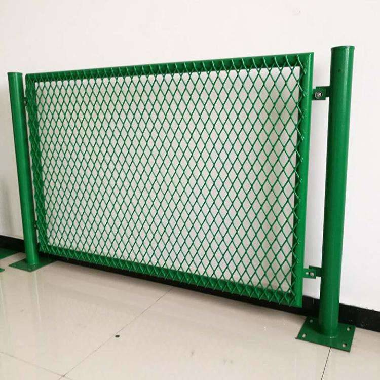 新野縣鐵路護欄網(wǎng) 守護安全，聯(lián)通未來——淺析框架護欄網(wǎng)與公路護欄網(wǎng)的應(yīng)用